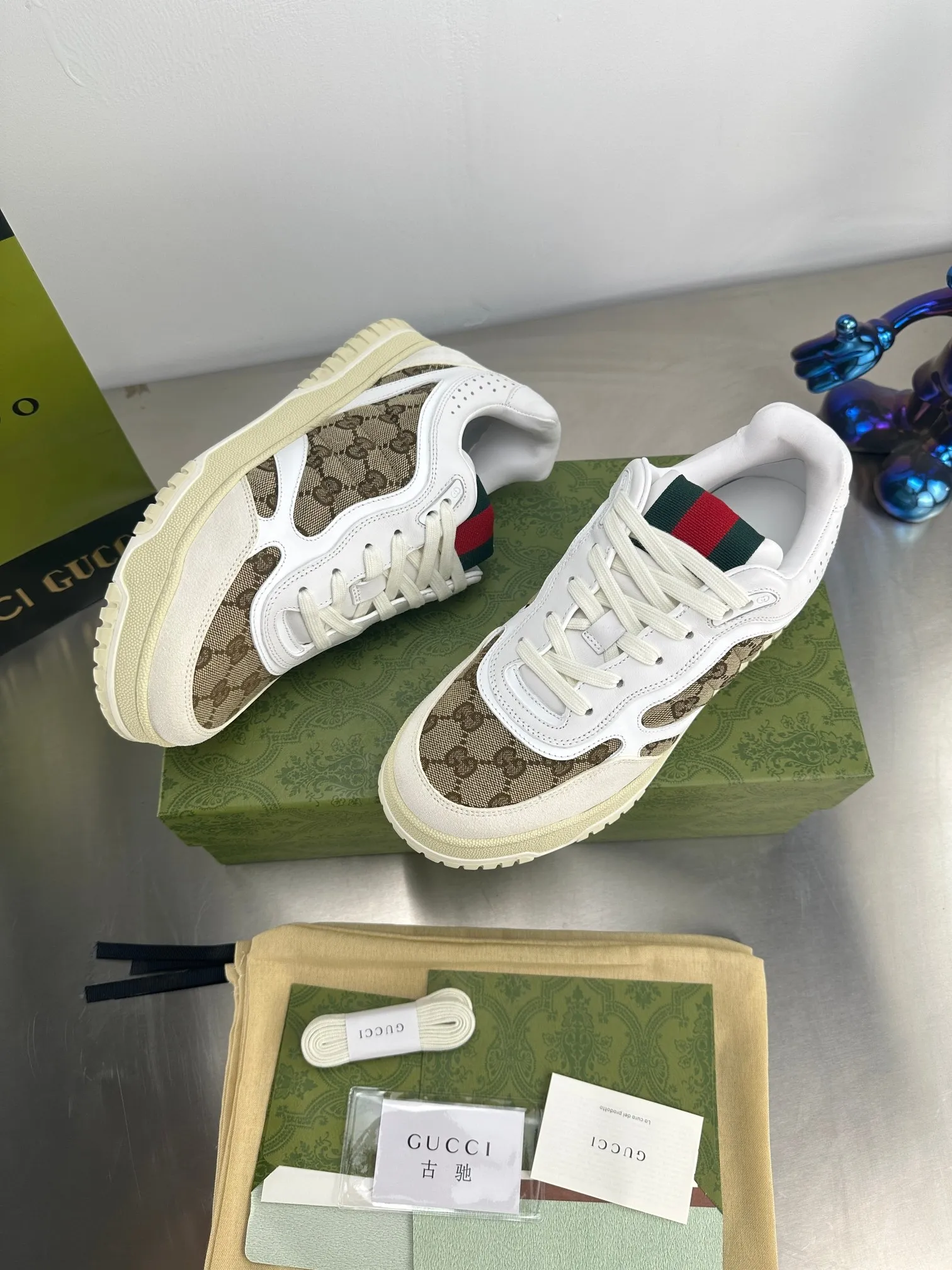 👟👟Ex-factory price 600👟👟 Gucci's latest hot-selling series of high and low-cut distressed couple's sneakers are shipped. The original version is purchased, developed and manufactured. This high-low top sneaker adopts a basketball-style silhouette design, cleverly integrated with hollow panels and distressed effects, showing its unique ingenuity. The ingenuity incorporates brand logo details such as interlocking Double G styling accessories and Gucci lettering, a low-key tribute to the brand's design heritage. Exquisite packaging at the delivery counter 🛍📦 ▪️ Fabric: Original customized imported first-layer cowhide ▪️ Lining: Imported high-grade mesh ▪️ Sole: Original molded TPU sole ▪️ Sole thickness: 3cm ▪️ Size: Women's 35-41 (Women's 41 customized)